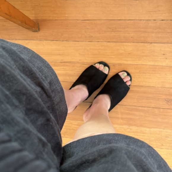 SAKS FIFTH AVE black pumps - Picture 3 of 12